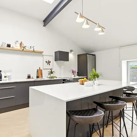 The Loft At The Warehouse * كليفدين